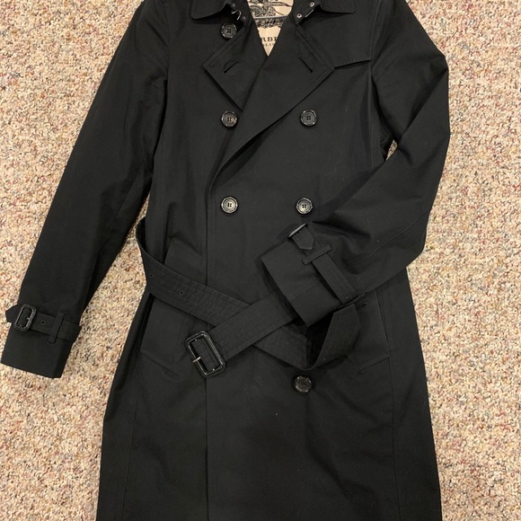 Burberry kensington Women’s Trench Coat size 2